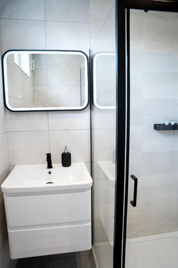Luxurious Two Bedroom Apartment With Private Parking Perth Exterior photo