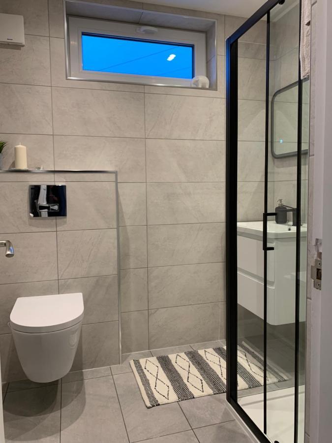 Luxurious Two Bedroom Apartment With Private Parking Perth Exterior photo